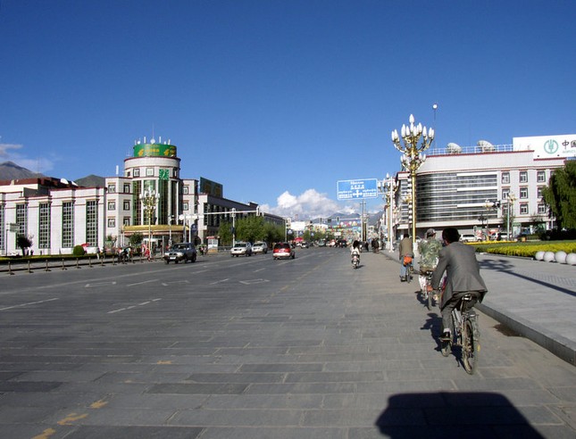 Con đường chính ở Lhasa Con đường chính ở Lhasa