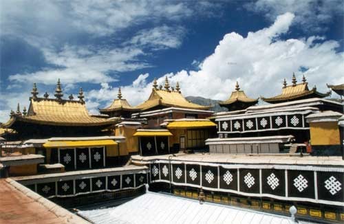 Cung điện tráng lệ Potala nằm trên con đồi Marpori. Cung điện tráng lệ Potala nằm trên con đồi Marpori.