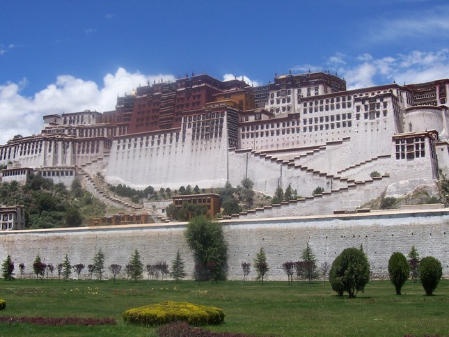 Cung điện tráng lệ Potala nằm trên con đồi Marpori. Cung điện tráng lệ Potala nằm trên con đồi Marpori.