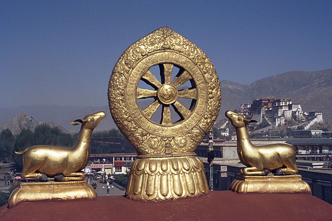 Tu viện Jokhang và phần trang trí mái bên trên ngôi đền Tu viện Jokhang và phần trang trí mái bên trên ngôi đền