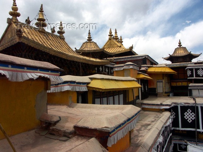 Cung điện tráng lệ Potala nằm trên con đồi Marpori. Cung điện tráng lệ Potala nằm trên con đồi Marpori.