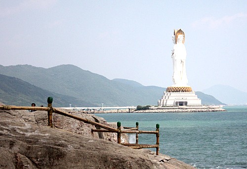 Tượng Phật nằm trong khu du lịch văn hóa Nam Sơn được khánh thành vào năm 1998. Vườn hoa trên đường dẫn ra chân tượng. Ngắm cận cảnh bức tượng nổi tiếng. Có rất nhiều góc độ để chiêm ngưỡng bức tượng cao 108m này. Bạn có thể tới tận sát bức tượng bằng cách đi xe điện trong công viên. Quảng trường Quán Âm với vườn hoa rực rỡ. Tượng nối liền bờ bởi cây cầu Phổ Tế. Tới thăm đảo Hải Nam, rất ít du khách bỏ qua cơ hội chụp hình chung với tượng. Tượng Phật nằm trong khu du lịch văn hóa Nam Sơn được khánh thành vào năm 1998. Vườn hoa trên đường dẫn ra chân tượng. Ngắm cận cảnh bức tượng nổi tiếng. Có rất nhiều góc độ để chiêm ngưỡng bức tượng cao 108m này. Bạn có thể tới tận sát bức tượng bằng cách đi xe điện trong công viên. Quảng trường Quán Âm với vườn hoa rực rỡ. Tượng nối liền bờ bởi cây cầu Phổ Tế. Tới thăm đảo Hải Nam, rất ít du khách bỏ qua cơ hội chụp hình chung với tượng.