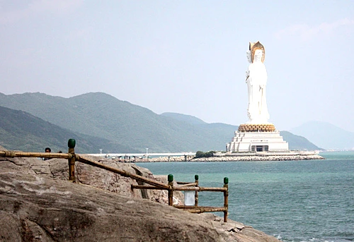 Tượng Phật nằm trong khu du lịch văn hóa Nam Sơn được khánh thành vào năm 1998. Vườn hoa trên đường dẫn ra chân tượng. Ngắm cận cảnh bức tượng nổi tiếng. Có rất nhiều góc độ để chiêm ngưỡng bức tượng cao 108m này. Bạn có thể tới tận sát bức tượng bằng cách đi xe điện trong công viên. Quảng trường Quán Âm với vườn hoa rực rỡ. Tượng nối liền bờ bởi cây cầu Phổ Tế. Tới thăm đảo Hải Nam, rất ít du khách bỏ qua cơ hội chụp hình chung với tượng.