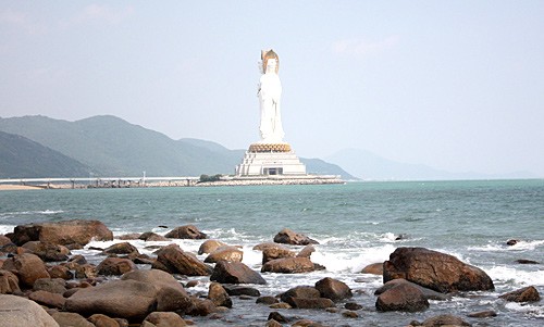 Tượng Phật nằm trong khu du lịch văn hóa Nam Sơn được khánh thành vào năm 1998. Vườn hoa trên đường dẫn ra chân tượng. Ngắm cận cảnh bức tượng nổi tiếng. Có rất nhiều góc độ để chiêm ngưỡng bức tượng cao 108m này. Bạn có thể tới tận sát bức tượng bằng cách đi xe điện trong công viên. Quảng trường Quán Âm với vườn hoa rực rỡ. Tượng nối liền bờ bởi cây cầu Phổ Tế. Tới thăm đảo Hải Nam, rất ít du khách bỏ qua cơ hội chụp hình chung với tượng. Tượng Phật nằm trong khu du lịch văn hóa Nam Sơn được khánh thành vào năm 1998. Vườn hoa trên đường dẫn ra chân tượng. Ngắm cận cảnh bức tượng nổi tiếng. Có rất nhiều góc độ để chiêm ngưỡng bức tượng cao 108m này. Bạn có thể tới tận sát bức tượng bằng cách đi xe điện trong công viên. Quảng trường Quán Âm với vườn hoa rực rỡ. Tượng nối liền bờ bởi cây cầu Phổ Tế. Tới thăm đảo Hải Nam, rất ít du khách bỏ qua cơ hội chụp hình chung với tượng.