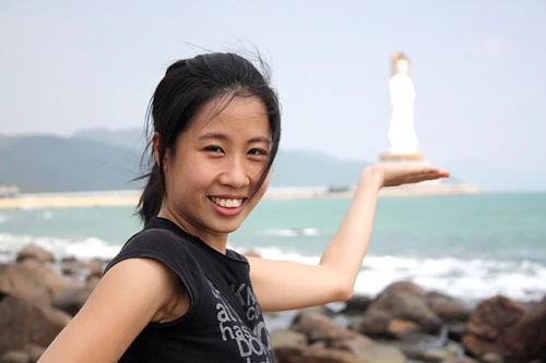 Tượng Phật nằm trong khu du lịch văn hóa Nam Sơn được khánh thành vào năm 1998. Vườn hoa trên đường dẫn ra chân tượng. Ngắm cận cảnh bức tượng nổi tiếng. Có rất nhiều góc độ để chiêm ngưỡng bức tượng cao 108m này. Bạn có thể tới tận sát bức tượng bằng cách đi xe điện trong công viên. Quảng trường Quán Âm với vườn hoa rực rỡ. Tượng nối liền bờ bởi cây cầu Phổ Tế. Tới thăm đảo Hải Nam, rất ít du khách bỏ qua cơ hội chụp hình chung với tượng.