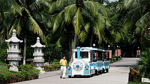 Tượng Phật nằm trong khu du lịch văn hóa Nam Sơn được khánh thành vào năm 1998. Vườn hoa trên đường dẫn ra chân tượng. Ngắm cận cảnh bức tượng nổi tiếng. Có rất nhiều góc độ để chiêm ngưỡng bức tượng cao 108m này. Bạn có thể tới tận sát bức tượng bằng cách đi xe điện trong công viên. Quảng trường Quán Âm với vườn hoa rực rỡ. Tượng nối liền bờ bởi cây cầu Phổ Tế. Tới thăm đảo Hải Nam, rất ít du khách bỏ qua cơ hội chụp hình chung với tượng.