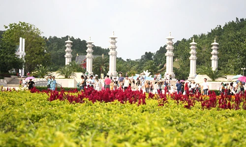 Tượng Phật nằm trong khu du lịch văn hóa Nam Sơn được khánh thành vào năm 1998. Vườn hoa trên đường dẫn ra chân tượng. Ngắm cận cảnh bức tượng nổi tiếng. Có rất nhiều góc độ để chiêm ngưỡng bức tượng cao 108m này. Bạn có thể tới tận sát bức tượng bằng cách đi xe điện trong công viên. Quảng trường Quán Âm với vườn hoa rực rỡ. Tượng nối liền bờ bởi cây cầu Phổ Tế. Tới thăm đảo Hải Nam, rất ít du khách bỏ qua cơ hội chụp hình chung với tượng.