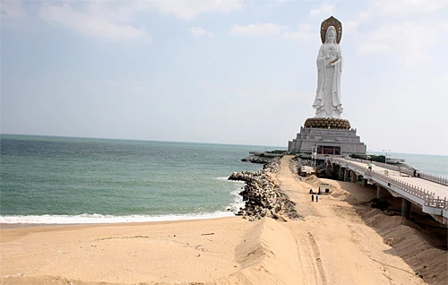 Tượng Phật nằm trong khu du lịch văn hóa Nam Sơn được khánh thành vào năm 1998. Vườn hoa trên đường dẫn ra chân tượng. Ngắm cận cảnh bức tượng nổi tiếng. Có rất nhiều góc độ để chiêm ngưỡng bức tượng cao 108m này. Bạn có thể tới tận sát bức tượng bằng cách đi xe điện trong công viên. Quảng trường Quán Âm với vườn hoa rực rỡ. Tượng nối liền bờ bởi cây cầu Phổ Tế. Tới thăm đảo Hải Nam, rất ít du khách bỏ qua cơ hội chụp hình chung với tượng.