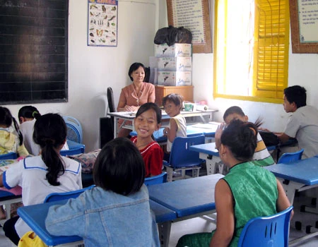 Xung quanh lớp học được treo nhiều lời dạy của Phật. Ảnh: Hải Duyên.