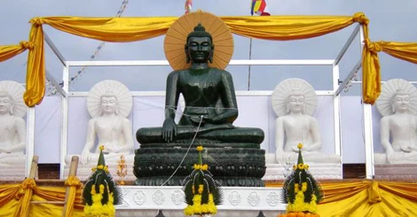 Tượng Phật Ngọc kỷ lục nặng 3,9 tấn. Đại gia người Trung Quốc này đã mua khối ngọc với ý định bán kiếm lời, nhưng gặp đúng thời điểm kinh tế thế giới suy thoái, nên suốt 3 năm trời chưa bán được cho ai. Nếu xẻ khối ngọc trị giá gần 60 tỉ đồng này làm trang sức không những khó có lãi, mà có thể còn trắng tay. "Khi tận mắt khối ngọc bích khổng lồ này, tôi chợt nảy ra ý nghĩ, ta nên làm một ngôi chùa bằng ngọc rồi đặt pho tượng Phật Ngọc vào đó. Tôi tin rằng, ngôi chùa và pho tượng ngọc sẽ không những quảng bá được nghề ngọc mà còn quảng bá được cả thương hiệu đất nước mình ra thế giới". Nguyên Phó Thủ tướng Vũ Khoan. Người sở hữu khối ngọc này đã không dám "đánh bạc", nên vẫn để khối ngọc nguyên vẹn như vậy. Mục đích sở hữu khối ngọc này của ông Cường không phải để làm trang sức, mà để tạc tượng, nên ông mới dám chi ra số tiền rất lớn để mua. Sau tổng cộng 16 lần đi về thương thuyết, trả giá, ông Cường đã mua được khối ngọc của đại gia người Trung Quốc. Số tiền ông Cường bỏ ra mua khối ngọc là bao nhiêu, thì chỉ có ông Cường và đại gia bán ngọc người Trung Quốc kia biết rõ.