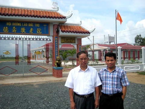 Ông Ngô Đoan Thanh (trái) bên nhà dưỡng lão do chính ông bỏ kinh phí xây dựng.