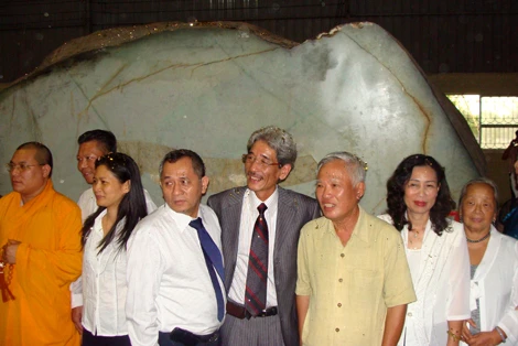 Nguyên Phó Thủ tướng Vũ Khoan cùng lãnh đạo tỉnh Hải Dương chụp ảnh kỷ niệm bên khối ngọc.