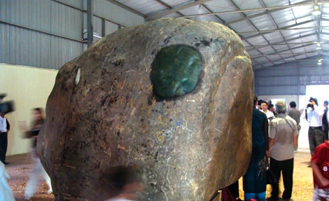 Vết mài làm phát lộ ánh ngọc bích.