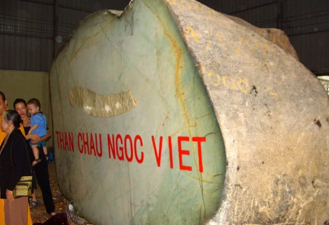 Bản thân khối ngọc này nặng 55 tấn, nhưng do không cẩu được, nên đã bị cắt làm đôi.