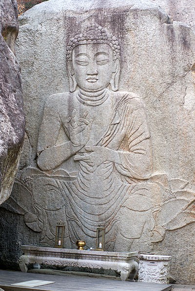 Những tảng đá quanh núi cũng khắc nhiều tượng Phật để du khách chiêm bái. Những tảng đá quanh núi cũng khắc nhiều tượng Phật để du khách chiêm bái.