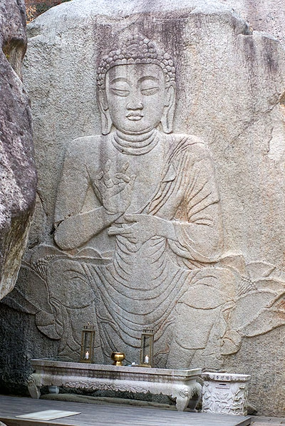 Những tảng đá quanh núi cũng khắc nhiều tượng Phật để du khách chiêm bái.