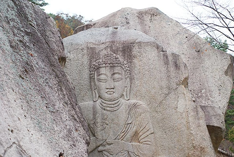 Sự tĩnh lặng của đá và tượng Phật tạo nên không gian huyền ảo cho núi Songni.