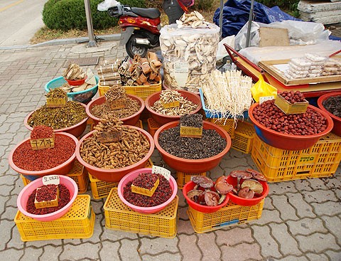Đậu, nấm, miến... các sản vật địa phương được bày bán dọc đường lên núi. Đậu, nấm, miến... các sản vật địa phương được bày bán dọc đường lên núi.