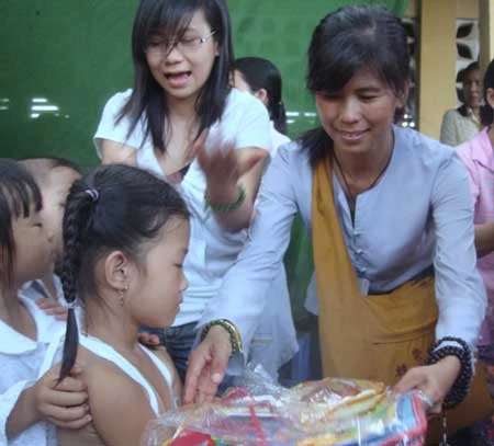 Huỳnh Long Ngọc Diệp trong một lần làm từ thiện, trao quà cho các bé - Ảnh: Vi Thảo