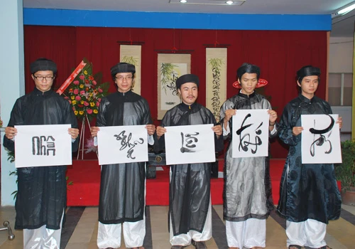 Giới thiệu năm thể chữ cơ bản của thư pháp Việt - Ảnh: Tr.Uyên