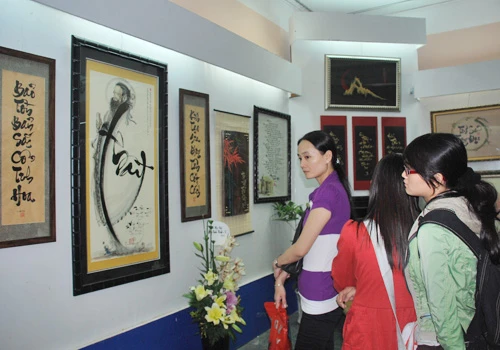 Khán giả trong ngày khai mạc triển lãm - Ảnh: Tr.Uyên