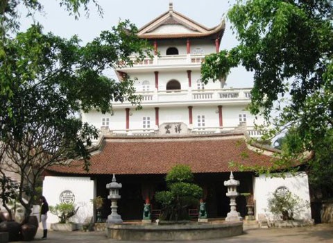 Cổng Việt Phủ. Nhà Tường Vân, nơi lưu giữ các cổ vật. Gian nhà đậm nét văn hoá dân tộc. Cổng Việt Phủ. Nhà Tường Vân, nơi lưu giữ các cổ vật. Gian nhà đậm nét văn hoá dân tộc.