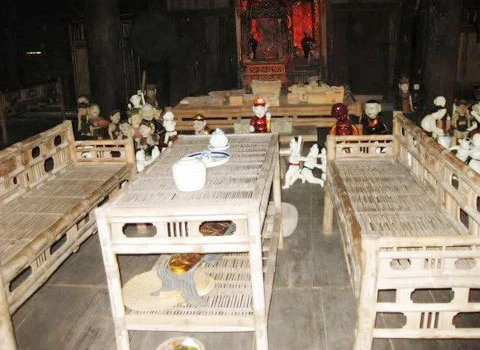 Cổng Việt Phủ. Nhà Tường Vân, nơi lưu giữ các cổ vật. Gian nhà đậm nét văn hoá dân tộc.