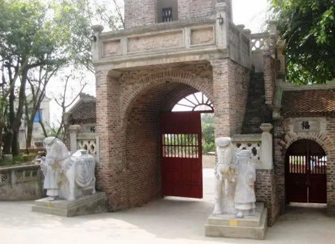 Cổng Việt Phủ. Nhà Tường Vân, nơi lưu giữ các cổ vật. Gian nhà đậm nét văn hoá dân tộc.