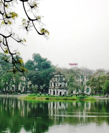 Mặt nước hồ Gươm trăm năm soi bóng đất Hà thành - Ảnh: Tiến Thành