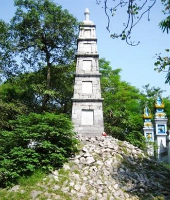 Tháp Bút năm tầng đứng sừng sững giữa trời xanh - Ảnh: Tiến Thành