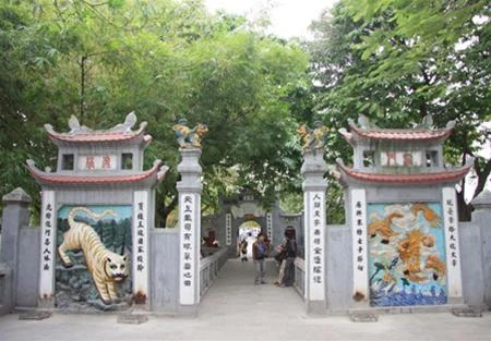 Từ cổng ngoài đi vào có hai bức tường hai bên, một bên là bảng rồng, một bên là bảng hổ, tượng trưng cho hai bảng cao quý nêu tên những người thi đỗ năm xưa - Ảnh: Tiến Thành