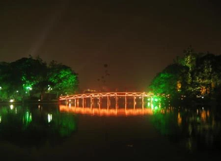 Cầu Thê Húc ngày và đêm - Ảnh: Tiến Thành