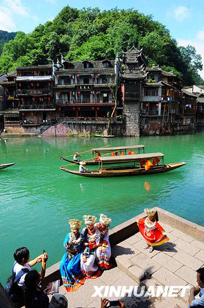 Những cô gái Miêu bên dòng Đà Giang Những cô gái Miêu bên dòng Đà Giang