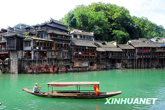 Những ngôi nhà cổ áp sát vào núi và soi mình xuống dòng Đà Giang Những ngôi nhà cổ áp sát vào núi và soi mình xuống dòng Đà Giang