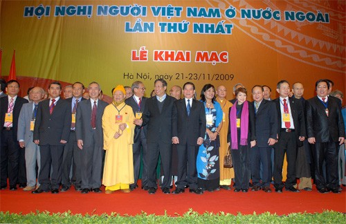 Chủ tịch nước Nguyễn Minh Triết gặp gỡ thân mật bà con kiều bào Chủ tịch nước Nguyễn Minh Triết gặp gỡ thân mật bà con kiều bào