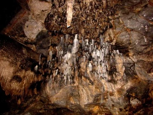 Bàn thờ tiên với những nhũ đá nhú lên tạo ra nhiều nhân hình kỳ thú