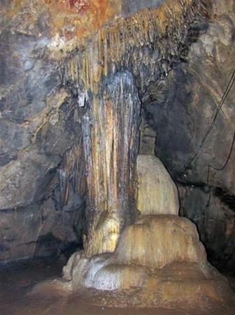 Kho gạo hấp dẫn hơn bởi những hòn đá mịn được gắn chặt, đều màu nâu bạc