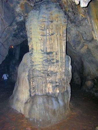 Kho tiền là chuỗi thạch nhũ to nhỏ chảy từ trên xuống như những xâu quan tiên thời xưa Kho tiền là chuỗi thạch nhũ to nhỏ chảy từ trên xuống như những xâu quan tiên thời xưa