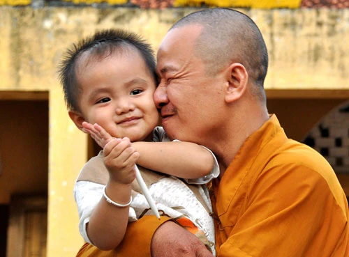 Sư thầy Thích Chiếu Pháp với bé Tiến. Câu chuyện của họ đích thực là chuyện cổ tích ở thế kỷ 21 - Ảnh: Thuận Thắng