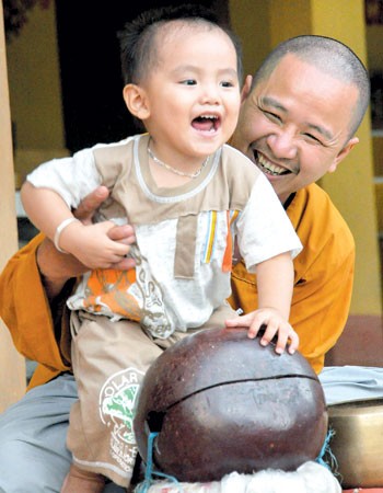 Nụ cười hạnh phúc của sư thầy Thích Chiếu Pháp với cậu bé Tiến hôm bé theo cha mẹ về thăm chùa - Ảnh: Thuận Thắng Nụ cười hạnh phúc của sư thầy Thích Chiếu Pháp với cậu bé Tiến hôm bé theo cha mẹ về thăm chùa - Ảnh: Thuận Thắng