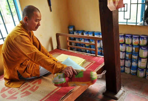 Và nỗi nhớ của sư thầy khi còn đó những chiếc gối, những vỏ hộp sữa ngày nào của bé Tiến - Ảnh: Thuận Thắng