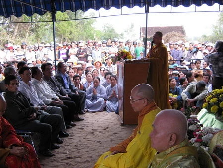 Chương trình buổi lễ có sự tham gia của chính quyền địa phương và đông đảo tăng ni phật tử cùng người dân Đông đảo người dân trong và ngoài tỉnh đến dự đại lễ cầu siêu - Ảnh: Mạnh Hoài Nam