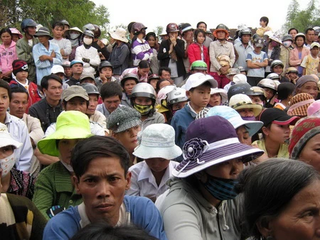 Chương trình buổi lễ có sự tham gia của chính quyền địa phương và đông đảo tăng ni phật tử cùng người dân Đông đảo người dân trong và ngoài tỉnh đến dự đại lễ cầu siêu - Ảnh: Mạnh Hoài Nam