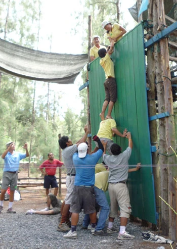 Ở trò chơi vượt tường: tường cao 4,2m, người dưới công kênh người trên. Nhưng người cuối cùng thì sao? Tự tìm cách! Đó là bài học - Ảnh: N.V.Mỹ