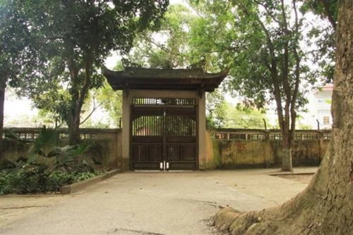 Cổng sau đền Bà Tấm