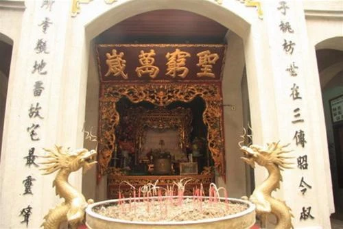 Đền chính thờ thái hậu Ỷ Lan với đôi câu đối: Thập bát tử, điếu phỏng thế tại tam truyền chiêu lệnh thục - Bách dư sở tự quán địa lưu cố trạch tối linh thanh