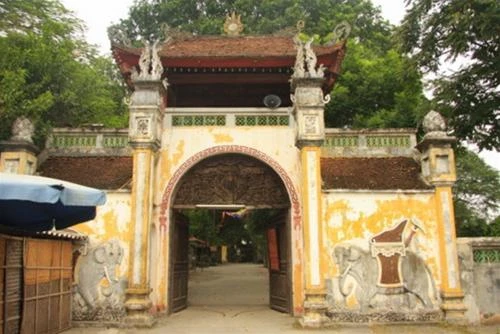 Nghi môn với lối kiến trúc độc đáo gồm nhiều họa tiết trên cánh cửa