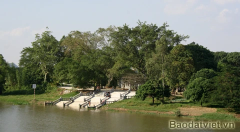 Chùa Bà Đanh ở xã Ngọc Sơn, huyện Kim Bảng, cách thị xã Phủ Lý 10 km về phía hữu ngạn sông Ðáy. Chùa xứng danh là ngôi chùa “vắng khách đệ nhất”. Tiếng gió thổi, tiếng lá rơi nhẹ khiến ngôi chùa tĩnh mịch đến lạ thường. Lá rụng nhiều đến nỗi phủ kín mặt sân chùa và người dân tiết kiệm bằng cách… đem về nhóm bếp. Chỉ những ngày Đại lễ, cửa chính chùa mới mở, không gian đã yên ắng nay càng… lạnh lẽo hơn. Con đường dẫn vào chùa vắng bóng con người.