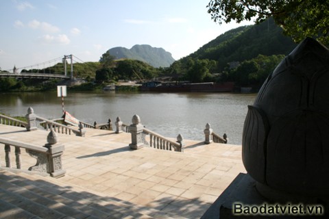 Chùa Bà Đanh ở xã Ngọc Sơn, huyện Kim Bảng, cách thị xã Phủ Lý 10 km về phía hữu ngạn sông Ðáy. Chùa xứng danh là ngôi chùa “vắng khách đệ nhất”. Tiếng gió thổi, tiếng lá rơi nhẹ khiến ngôi chùa tĩnh mịch đến lạ thường. Lá rụng nhiều đến nỗi phủ kín mặt sân chùa và người dân tiết kiệm bằng cách… đem về nhóm bếp. Chỉ những ngày Đại lễ, cửa chính chùa mới mở, không gian đã yên ắng nay càng… lạnh lẽo hơn. Con đường dẫn vào chùa vắng bóng con người. Chùa Bà Đanh ở xã Ngọc Sơn, huyện Kim Bảng, cách thị xã Phủ Lý 10 km về phía hữu ngạn sông Ðáy. Chùa xứng danh là ngôi chùa “vắng khách đệ nhất”. Tiếng gió thổi, tiếng lá rơi nhẹ khiến ngôi chùa tĩnh mịch đến lạ thường. Lá rụng nhiều đến nỗi phủ kín mặt sân chùa và người dân tiết kiệm bằng cách… đem về nhóm bếp. Chỉ những ngày Đại lễ, cửa chính chùa mới mở, không gian đã yên ắng nay càng… lạnh lẽo hơn. Con đường dẫn vào chùa vắng bóng con người.