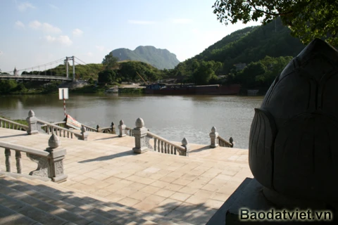 Chùa Bà Đanh ở xã Ngọc Sơn, huyện Kim Bảng, cách thị xã Phủ Lý 10 km về phía hữu ngạn sông Ðáy. Chùa xứng danh là ngôi chùa “vắng khách đệ nhất”. Tiếng gió thổi, tiếng lá rơi nhẹ khiến ngôi chùa tĩnh mịch đến lạ thường. Lá rụng nhiều đến nỗi phủ kín mặt sân chùa và người dân tiết kiệm bằng cách… đem về nhóm bếp. Chỉ những ngày Đại lễ, cửa chính chùa mới mở, không gian đã yên ắng nay càng… lạnh lẽo hơn. Con đường dẫn vào chùa vắng bóng con người.